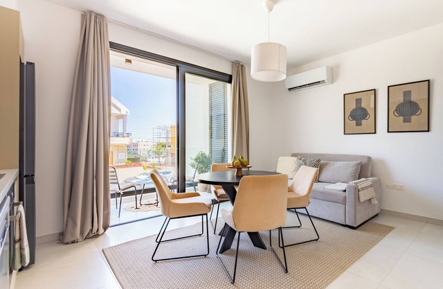 Sanders Only - Ideally Planned Studio with Balcony