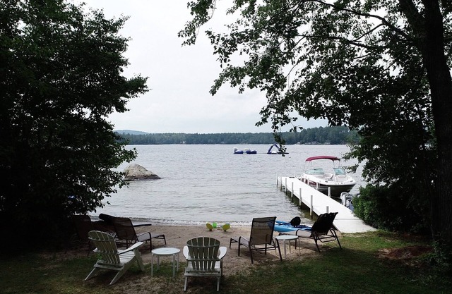 Sandy waterfront, grass yard, 40' private dock. Last prime foliage week remains!