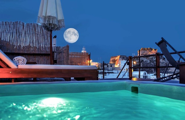 Santorini Luxury Suite w Rooftop Hottub Seaview