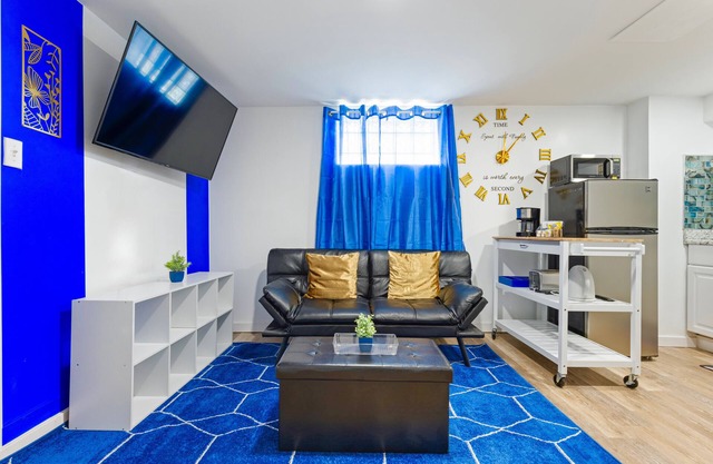 Sapphire Haven: Charm & Cozy 1BR Private Basement Retreat | Laundry & Safe Location 8 Min To Airport