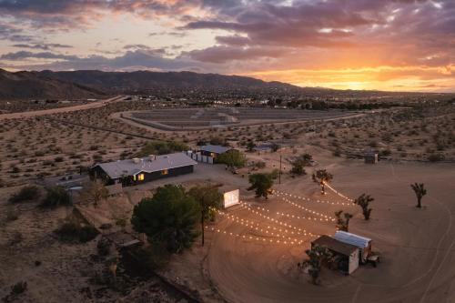 Sapphire Haven, Pickleball, Stargazing, Firepit & Joshua Tree Views