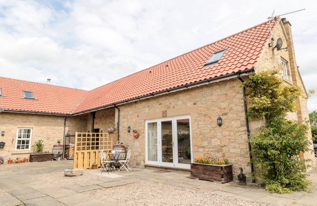 SARAH'S COTTAGE, pet friendly, luxury holiday cottage in Morpeth