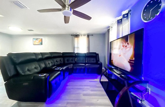 Sarasota Modern, Spacious, Comfy, Queen Beds, Backyard Rental