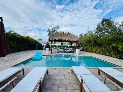 Sarasota Paradise Heated Pool Home Near IMG & Siesta Key Beach
