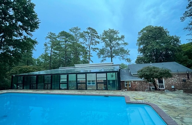 Scenic 7-bedroom Expansive Pool Home: Outdoor Sunroom near Ft.Moore, CopperCreek