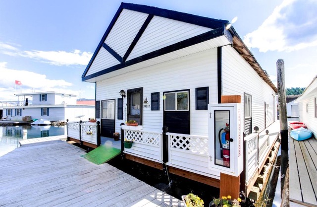 Scenic Bay Float Home Hideaway