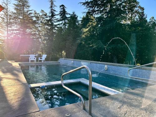 Scenic Mountain Views w Heated Pool, Game Room, and Hottubs