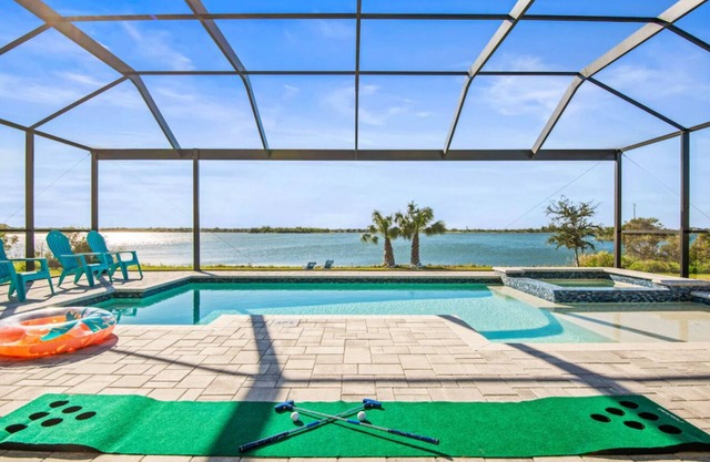 Scenic Waterfront Views, Family Pool Retreat, Games !3min Tampa Bay Boat Launch!