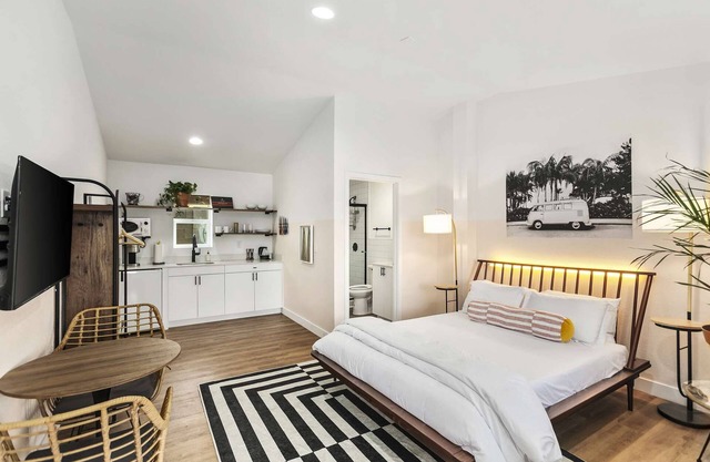 SCH04 · Mokulua Studio suite. hōʻoluʻolu