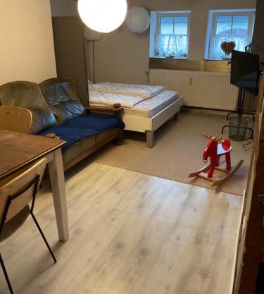 Schlafen auf dem pferdehof einfach gehalten mit Kühlschrank