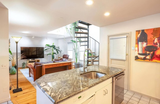 School 31 Lofts, Gallery:LOFT 646