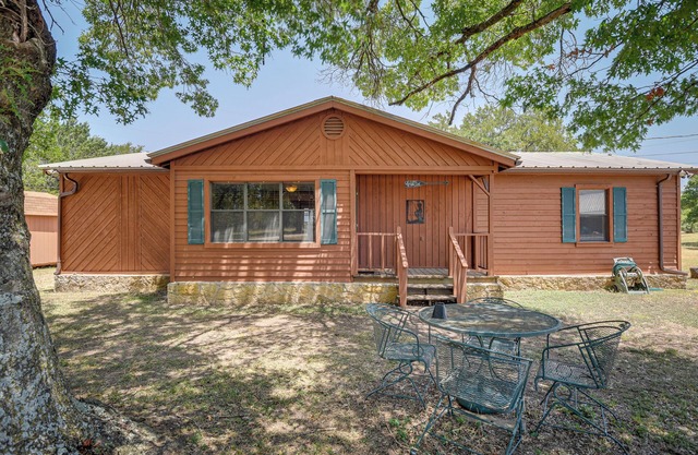 Screened-In Deck & Dock Access: Texas Home!