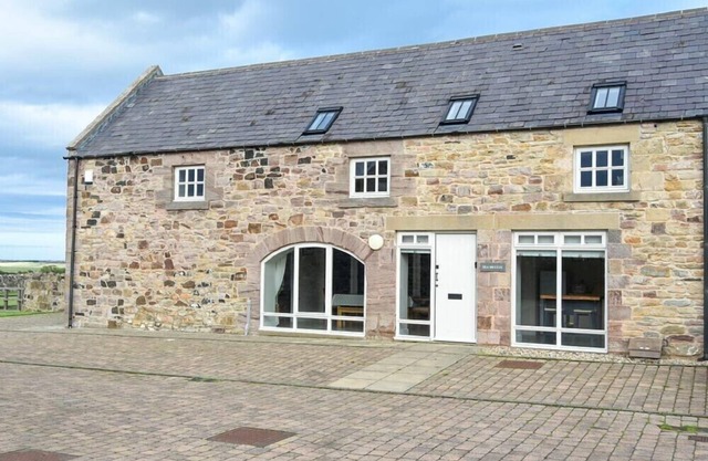 SEA BREEZE, pet friendly, with a garden in Newton-By-The-Sea