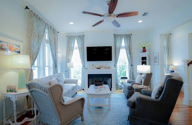 Sea Garden Cottage, short walk to public beach access with bathrooms and parking