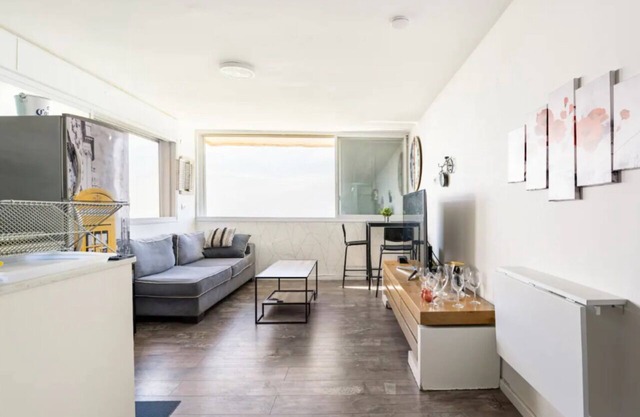 Sea & Mountain View Apt in Upscale Area, Fast Wi-Fi, Minutes from Carmel Center