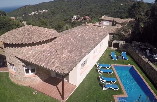 Sea view + private pool, wifi internet, garden with lawn, parking and garage