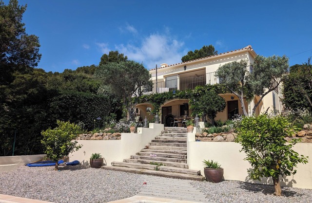 Sea views, 2 Mins Walk to the Sea, Heated Pool, Air Con, Fibre WiFi, 85+ reviews