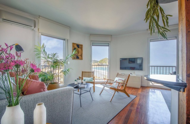 ☀️Sea Views from 4 Balconies ☀️ Walk Score 90 ☀️A/C☀️