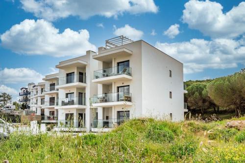 Seabreeze Apartment - Your Beachside Getaway