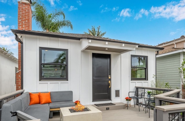 SeaBreeze Bungalow 2 blocks from beach & steps to Main St.