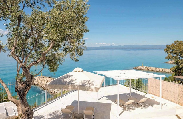 Seafront Pouletis Family Enchanting Gem with pool