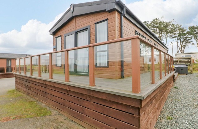 SEAHORSE RETREAT, family friendly, with hot tub in Little Haven
