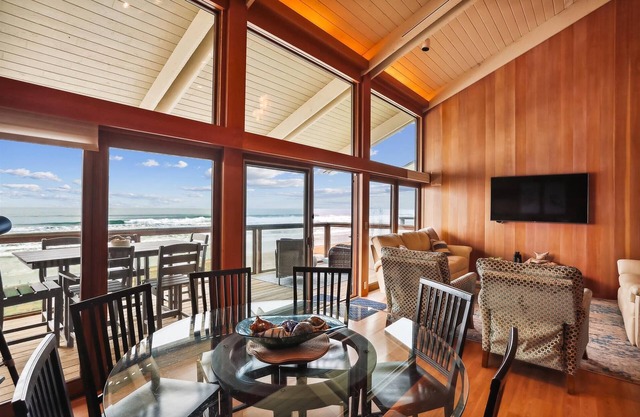 Seashore Retreat: Waterfront Haven, Stunning Ocean Views, Private Beach Access