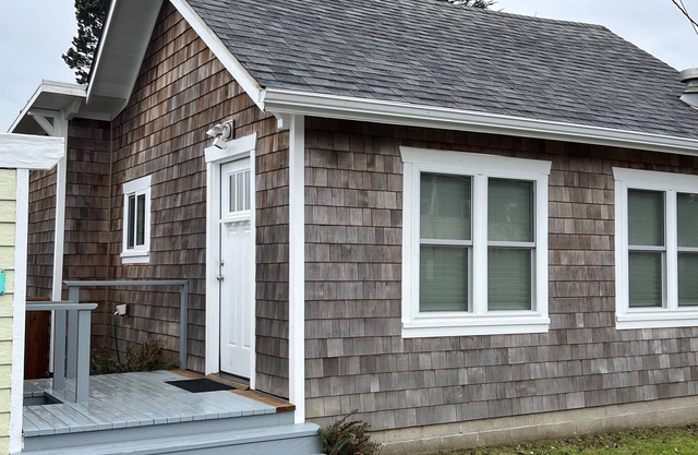 Seaside cottage with deck, washer/dryer, full kitchen, & great location