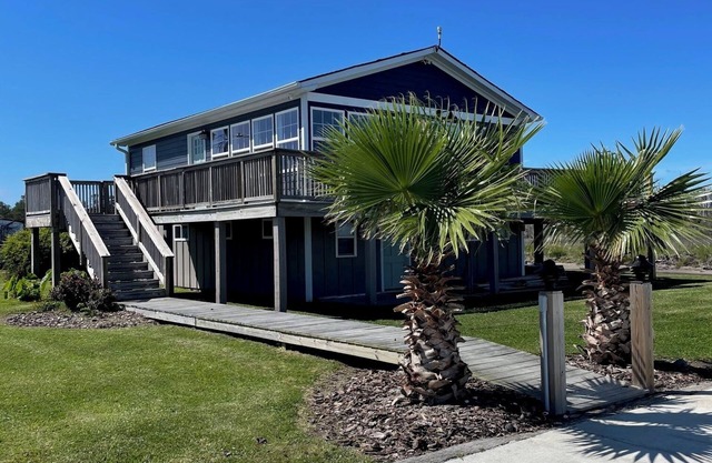 Seaside Cottage with waterview, boat access & above ground pool!