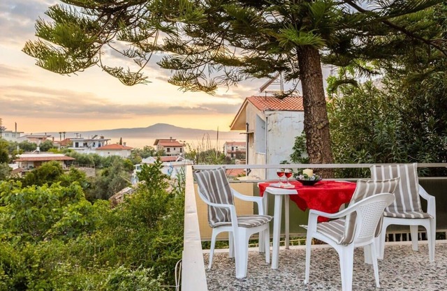 Seaside Family Haven - Avia's Spacious Getaway