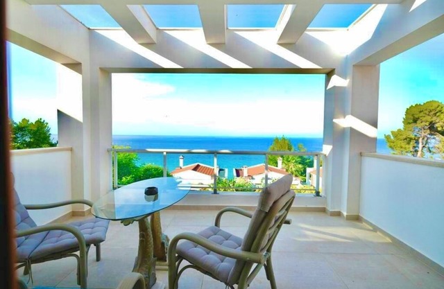 SEASIDE GETAWAY in Kriopigi.