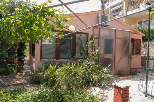 Seaside house with a swimming pool Split - 22890