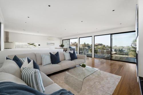 Seaside Sorrento - stunning views, walk to shops and beach