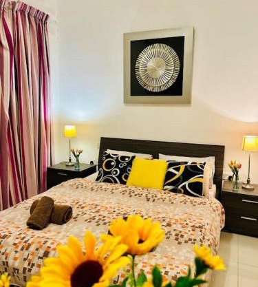 Seaside Spinola APT in St Julians, Queen beds