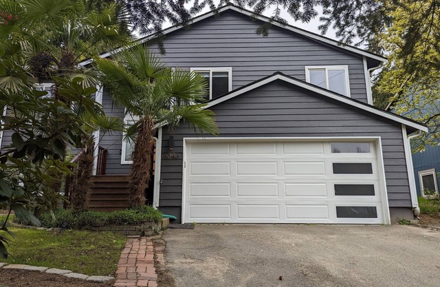 Seattle Vacation Home - The Newsroom
