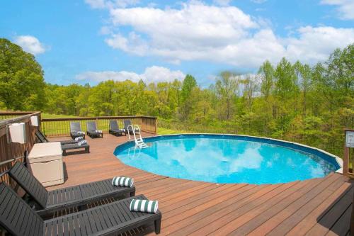 Secluded 18-Acres with Pool Hot Tub Pool Table