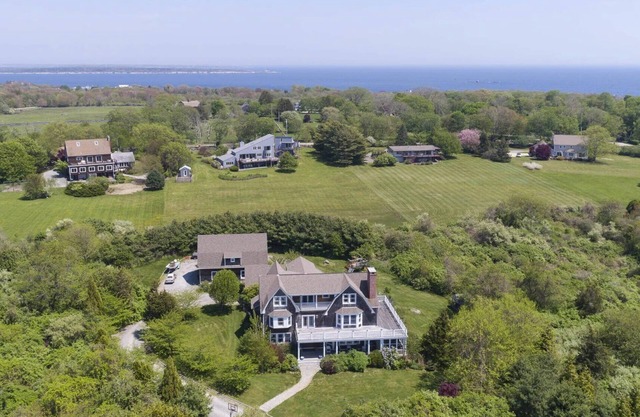 Secluded 7000sq foot home 5 minutes from the beach and 15 minutes from Newport!