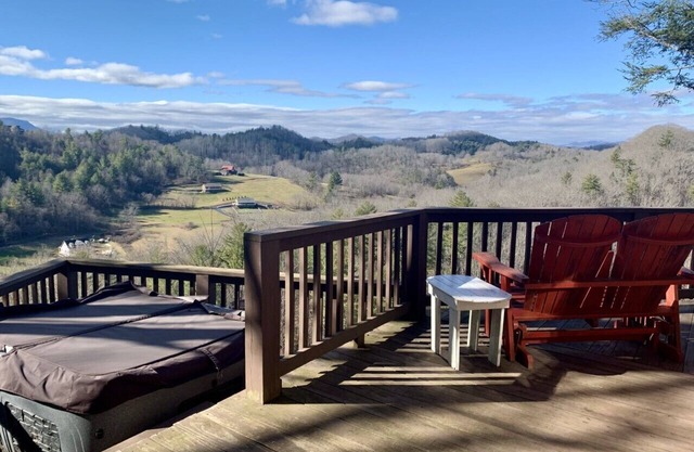 Secluded and Private Cabin with Amazing Views. Hot tub and WiFi.
