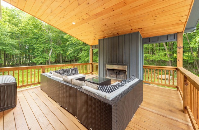 Secluded Chalet w/Hot Tub & Pool Table