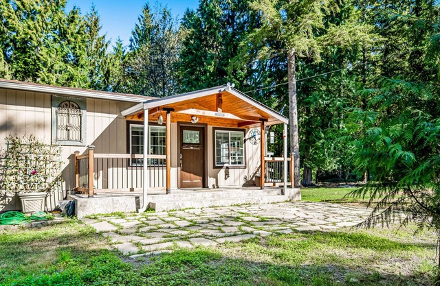 Secluded gem near town with fast WiFi, game room, deck, grill, & private W/D