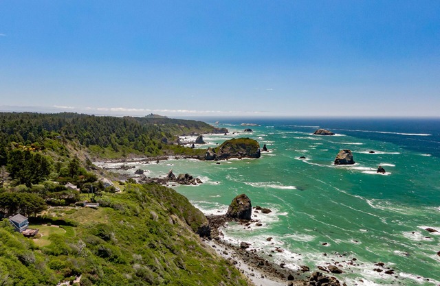 Secluded house on the coast w/ocean views and a private, large yard w/a BBQ