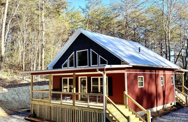 Secluded in woods-1 mile from Smoky Mtn Nat'l Park & Great Smoky Mtn Railway