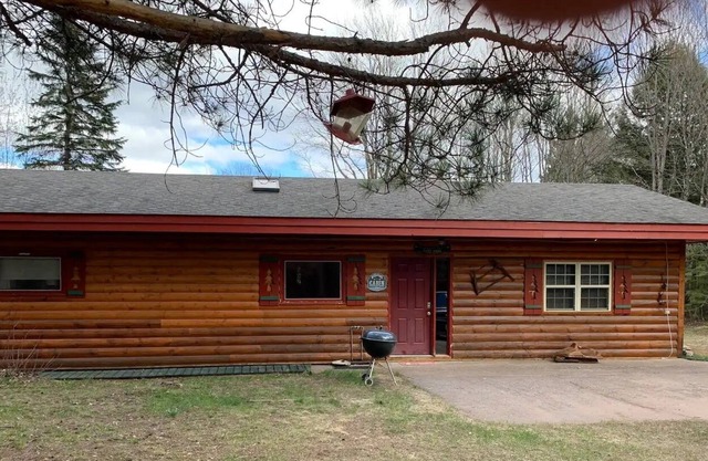 Secluded & Peaceful Riverside Cabin w/ Parking