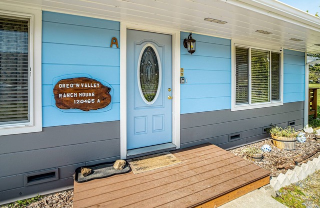 Secluded retreat with easy access to town and beach, free WiFi, and deck