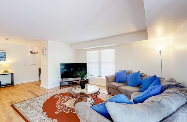Second-floor condo with full kitchen, washer/dryer, central AC, & boat slip use