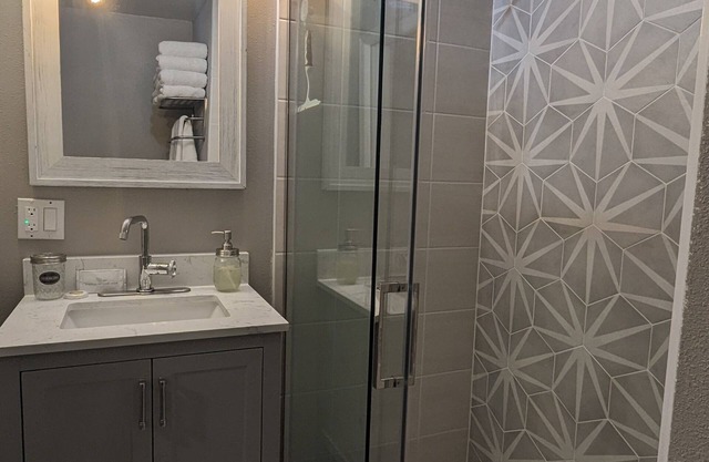 Secret Spa-like Oasis w/Private Suite feat. Hot Tub, Sauna & King-sized Bed