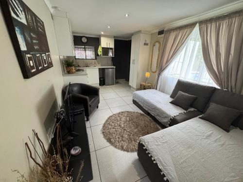 Secure cottage with Wifi and PLEX OR Tambo Airport