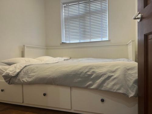 Self contain studio with room, double bed, kitchen