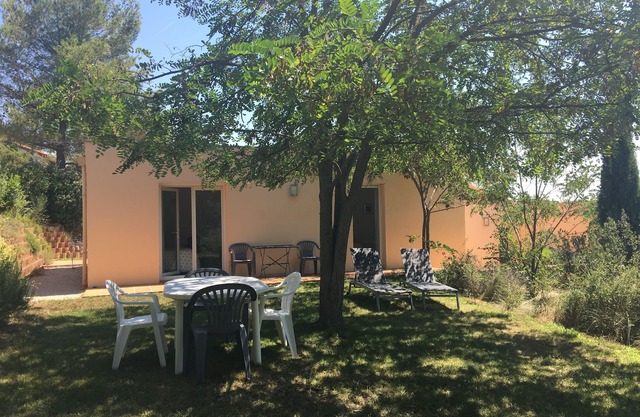 Self-contained apartment with private garden 5km from Aix-en Provence