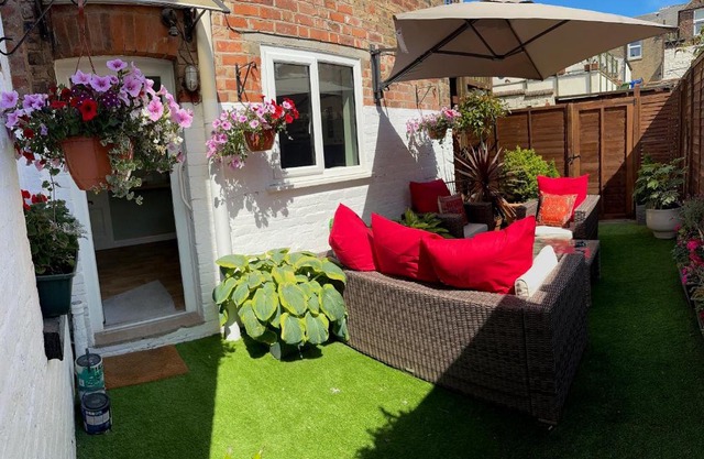 Self contained Garden Flat newly Refurbished